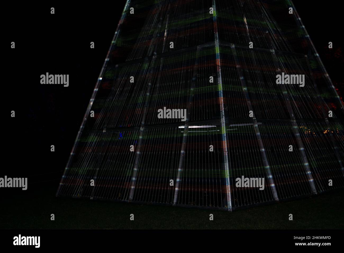 Dreieck bunte Struktur aus Linien von Lichtern. Aus Linien gebaute Pyramide Stockfoto