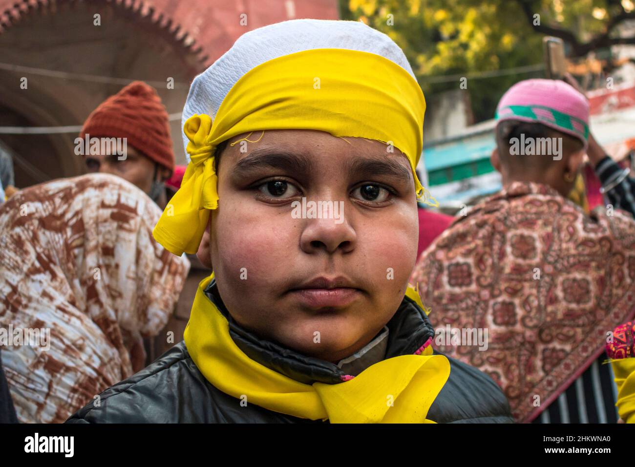 Neu-Delhi, Indien. 05th. Februar 2022. Kinder während der Feier von Basant Panchami in Hazrat Nizamuddin Dargah in Delhi, Indien.das Fest wurde am 05. Februar dieses Jahres gefeiert. (Foto von Mohsin Javed/Pacific Press) Quelle: Pacific Press Media Production Corp./Alamy Live News Stockfoto