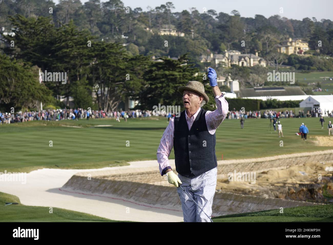 Pebble Beach, USA. 05th. Februar 2022. Bill Murray spricht mit den Fans auf dem 18th Green während der dritten Runde des AT&T Pro-am PGA Tour Golfereignisses in Pebble Beach Links, Monterey Peninsula, Kalifornien, USA Kredit: Motofoto/Alamy Live News Stockfoto