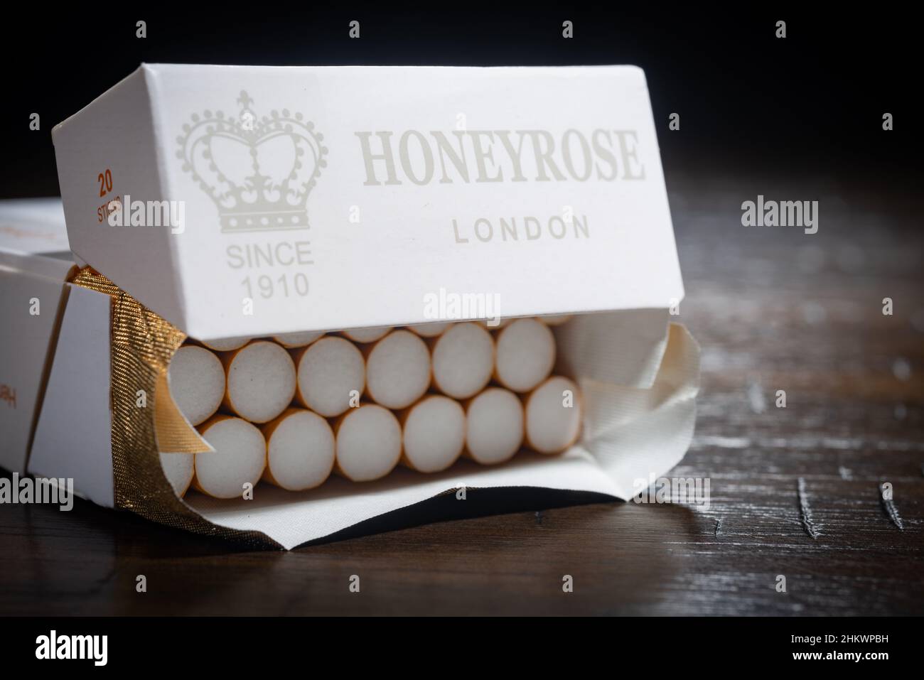 SAINT CLOUD, MINNESOTA - 5. FEBRUAR 2022: Eine Packung Honeyrose Brand Kräuterzigaretten sitzt auf einem Holztisch. Stockfoto