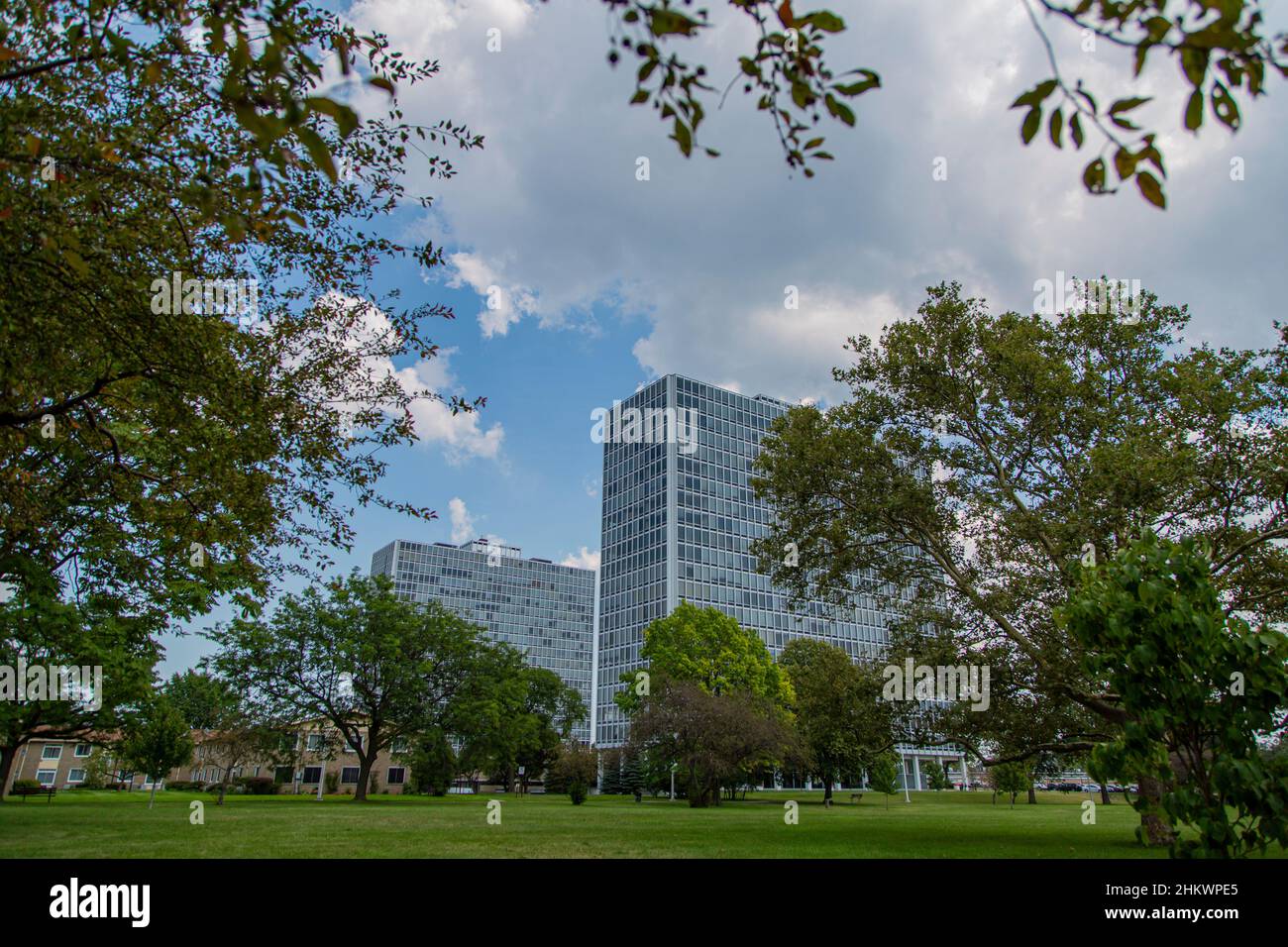 Die East und West Lafayette Towers im Lafayette Park in Detroit. Der Lafayette Park wurde zwischen 1956 und 1959 erbaut und beherbergt die weltweit größte Sammlung von Gebäuden von Mies van der Rohe. Es ist ein seltenes und bemerkenswertes Beispiel für die Bauhaus-Vision des Wohnens und eine einzigartige Zusammenarbeit zwischen Mies van der Rohe, Ludwig Hilberseimer und Alfred Caldwell. Das Viertel ist im National Register of Historic Places als Mies van der Rohe Historic District aufgeführt. Der Bezirk besteht aus vier Komponenten: Der Plaisance, dem Pavillion, dem Ost- und dem Westturm und dem privaten o Stockfoto