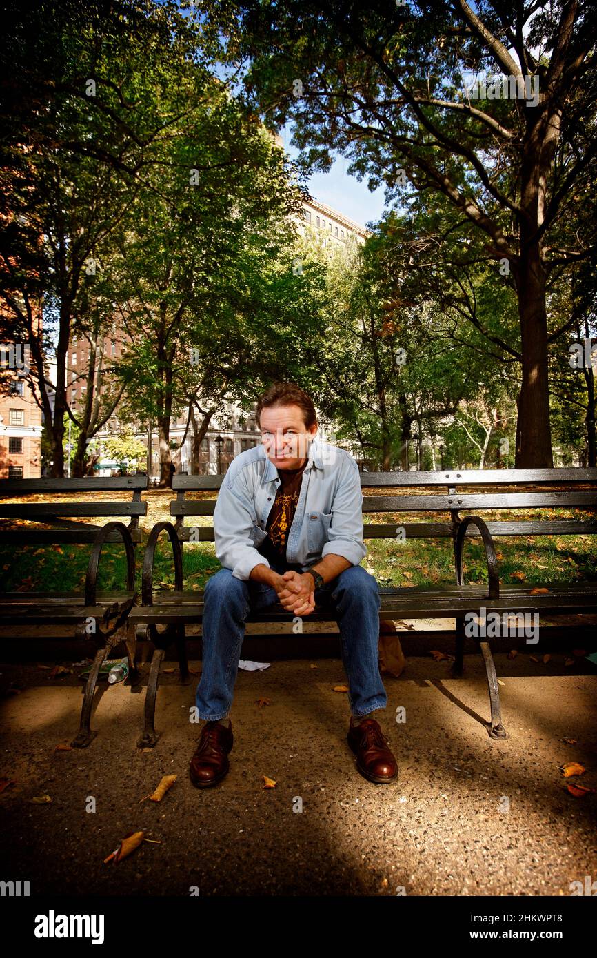 Lawrence Wright, Schriftsteller, Journalist, Drehbuchautor und Dramatiker, fotografiert im Washington Square Park in New York City am 14. Oktober 2008. Wright, seit 1992 Staff-Autor für The New Yorker, ist bekannt für seine Werke *The Looming Tower: Al-Qaeda und The Road to 9/11*, die 2007 den Pulitzer Prize for General Sachbuch gewann. Seit 2025 ist Wright auch als Stabschriftsteller bei *The New Yorker* tätig. Sein jüngstes Buch *das Pestjahr* erweitert seine Berichterstattung über die COVID-19-Pandemie. Stockfoto