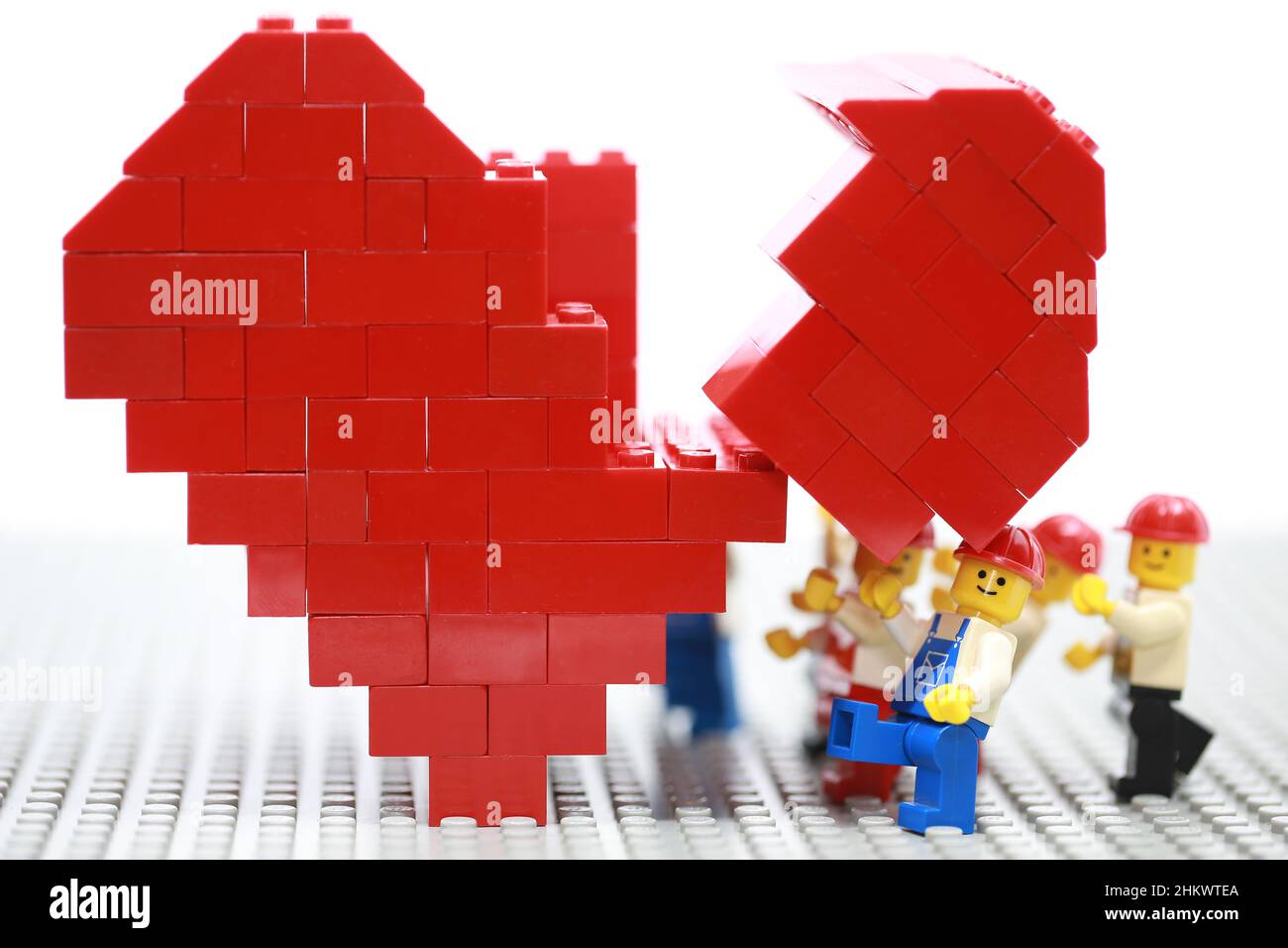 Die Arbeiter versuchen, den herzförmigen Block wieder aufzubauen Stockfoto