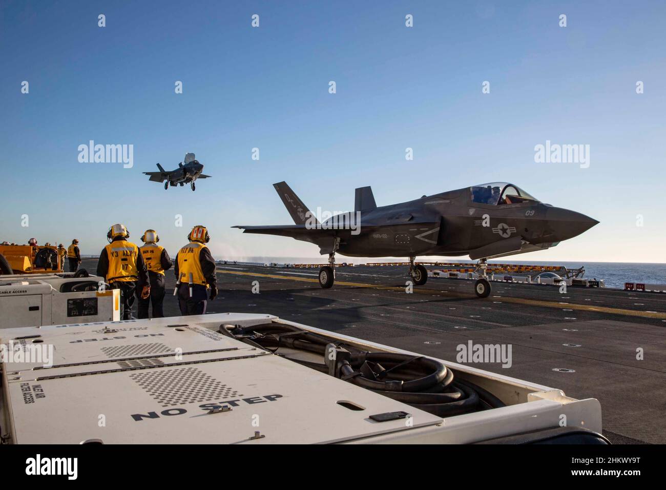 Matrosen der US-Marine mit der USS Makin Island beobachten, wie F-35B Lightning IIS, der Marine Fighter Attack Squadron (VMFA) 122 zugewiesen wurde, während Routinetrainings im Pazifischen Ozean an Bord von Makin Island landen. 2. Februar 2022. In Vorbereitung auf ihren bevorstehenden Einsatz mit der Marine Expeditionary Unit (MEU) von 13th und der Makin Island Amphibious Ready Group flog F-35Bs von VMFA-122 an Bord von Makin Island, während sie unterwegs waren, mit Elementen aus der MEU von 13th. (USA Marine Corps Foto von CPL. Quitte Bisard) Stockfoto