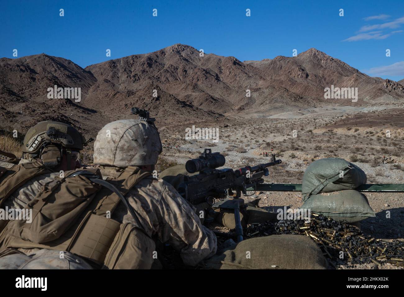 U.S. Marine Corps Lance CPL. Dillon B. Barbosa und Lance CPL. Christopher J. Boerger, Maschinengewehrschützen mit 3D Bataillon, 7th Marine Regiment (3/7), 1st Marine Division, bereiten Bereich 400 während ihrer Marine Corps Combat Readiness Evaluation (MCCRE) im Marine Corps Air Ground Combat Center, Twentynine Palms, Kalifornien, 22. Januar 2022 vor. Der Zweck des MCCRE von 3/7 war es, die Kampfbereitschaft der Einheit in Vorbereitung auf die Marine Rotational Force-Darwin 22,2 formell zu bewerten. (USA Marine Corps Foto von CPL. Cameron Hermanet) Stockfoto