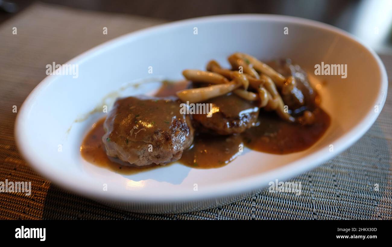 Hamburger Beef Patties mit Soße und gebratenen Pilzen Stockfoto