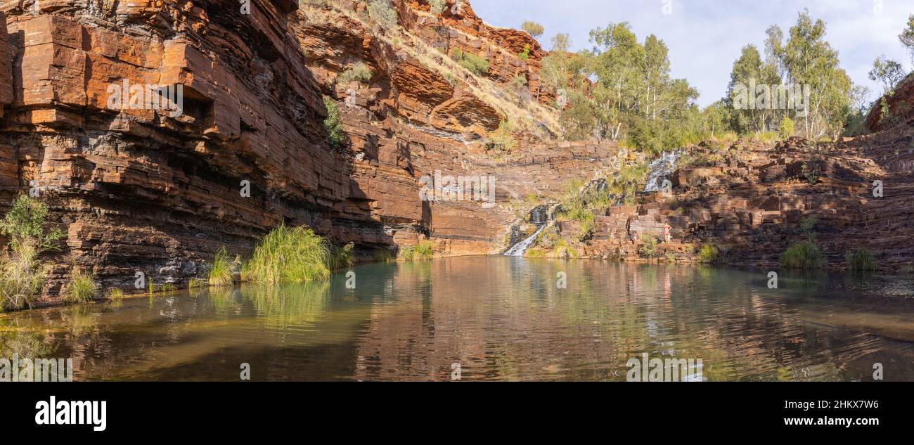 KARIJINI, AUSTRALIEN - 27. MAI 2021: Panorama des Naturpools bei fortescue Falls im karijini Nationalpark in wa Stockfoto