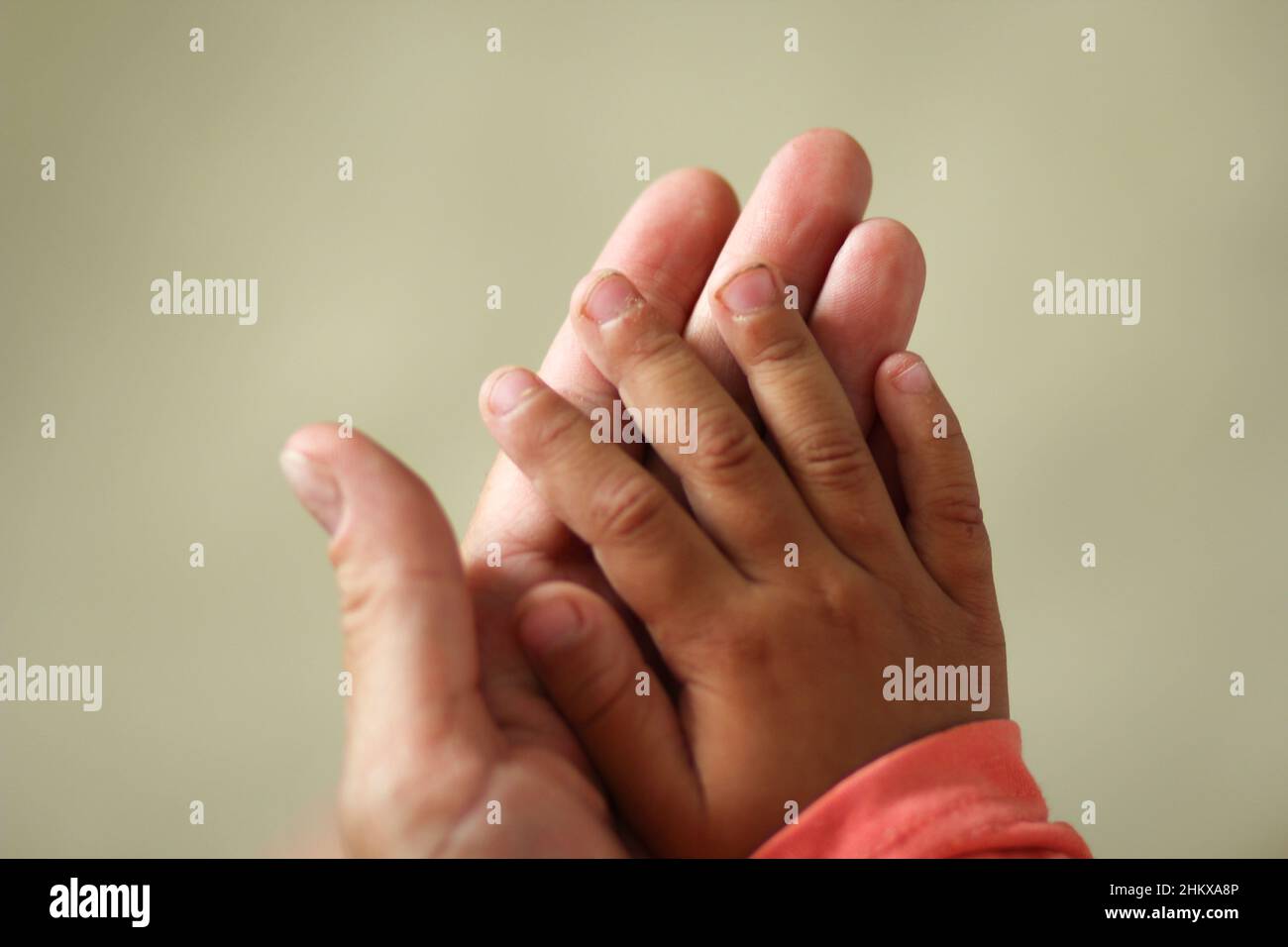 Kinder Hand mit schmutzigen Nägeln auf Mutter Hand vor trimmen Stockfoto