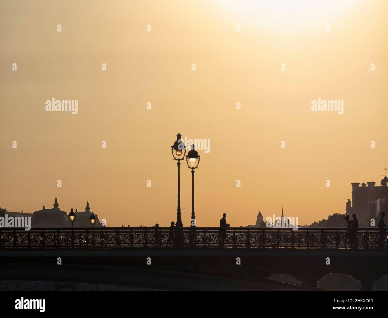 PARIS, FRANKREICH - 02. AUGUST 2018: Blick auf die Brücke Pont Notre-Dame als Silhouette vor einem goldenen Himmel Stockfoto