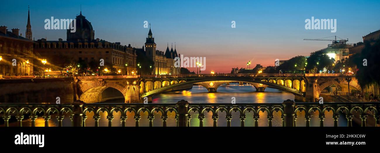 PARIS, FRANKREICH - 02. AUGUST 2018: Panoramablick auf die Rive seine bei Nacht von Pont d'Arcole in Richtung Pont Notre-Dame und den Gerichtshöfen Stockfoto