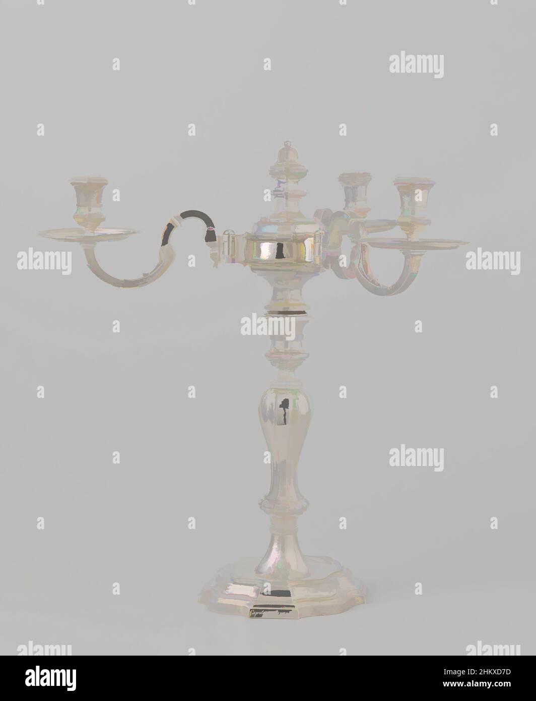 Kunst inspiriert vom Kerzenleuchter bestehen die Kerzenleuchter aus einem Kerzenständer und einem Aufsatz mit drei aufklappbaren Armen. Die profilierte, verjüngende Basis ist achteckig im Schnitt, mit abwechselnd geraden und welligen Seiten. In der flachen Oberseite befindet sich ein runder Boden, von dem aus die ebenfalls runden, Classic Works von Artotop mit einem Schuss Modernität modernisiert wurden. Formen, Farbe und Wert, auffällige visuelle Wirkung auf Kunst. Emotionen durch Freiheit von Kunstwerken auf zeitgemäße Weise. Eine zeitlose Botschaft, die eine wild kreative neue Richtung verfolgt. Künstler, die sich dem digitalen Medium zuwenden und die Artotop NFT erschaffen Stockfoto Kunst inspiriert vom Kerzenleuchter bestehen die Kerzenleuchter aus einem Kerzenständer und einem Aufsatz mit drei aufklappbaren Armen. Die profilierte, verjüngende Basis ist achteckig im Schnitt, mit abwechselnd geraden und welligen Seiten. In der flachen Oberseite befindet sich ein runder Boden, von dem aus die ebenfalls runden, Classic Works von Artotop mit einem Schuss Modernität modernisiert wurden. Formen, Farbe und Wert, auffällige visuelle Wirkung auf Kunst. Emotionen durch Freiheit von Kunstwerken auf zeitgemäße Weise. Eine zeitlose Botschaft, die eine wild kreative neue Richtung verfolgt. Künstler, die sich dem digitalen Medium zuwenden und die Artotop NFT erschaffen Stockfoto