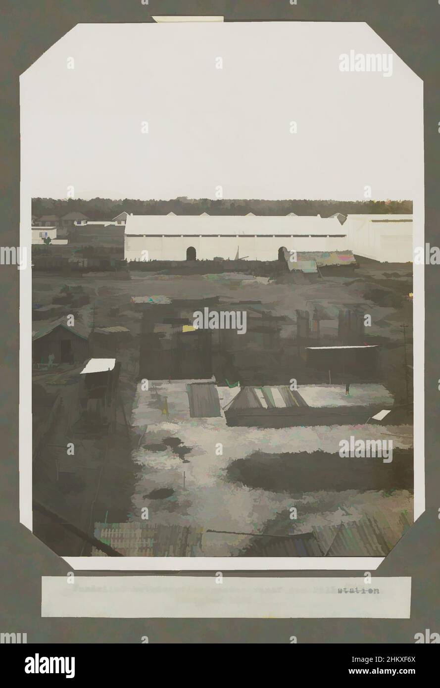 Kunst inspiriert von der Kesselstation von Foundations vom Kalkofen aus gesehen. (Oktober 1926.), Blick auf die Fundamente für die Kesselanlage des Werks, Oktober 1926. Teil des Fotoalbums mit Fotos vom Bau der Zuckerfabrik in Goenoengsari auf Ost-Java durch die Händels, Classic Works modernisiert von Artotop mit einem Schuss Moderne. Formen, Farbe und Wert, auffällige visuelle Wirkung auf Kunst. Emotionen durch Freiheit von Kunstwerken auf zeitgemäße Weise. Eine zeitlose Botschaft, die eine wild kreative neue Richtung verfolgt. Künstler, die sich dem digitalen Medium zuwenden und die Artotop NFT erschaffen Stockfoto
