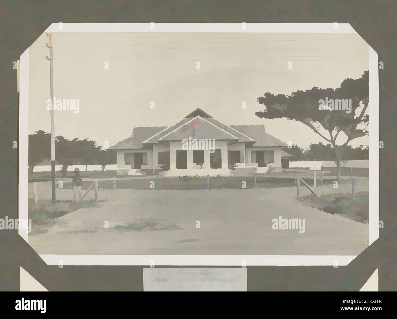 Kunst inspiriert von S.O. Goenoengsari. Das Haus des Administrators. 1. Juni 1927., Ansicht des Verwaltungshauses der Fabrik. Auf einem Schild an der Einfahrt der Name: E.C.J. V/d Horst, Juni 1927. Als Teil des Fotoalbums mit Fotos vom Bau der Zuckerfabrik in modernisierte Classic Works von Artotop mit einem Schuss Moderne. Formen, Farbe und Wert, auffällige visuelle Wirkung auf Kunst. Emotionen durch Freiheit von Kunstwerken auf zeitgemäße Weise. Eine zeitlose Botschaft, die eine wild kreative neue Richtung verfolgt. Künstler, die sich dem digitalen Medium zuwenden und die Artotop NFT erschaffen Stockfoto