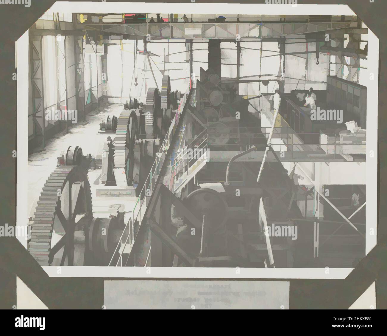 Kunst inspiriert von S.O. Goenoengsari. Mühlenbatterie mit Kommandobrücke vom Brecher aus gesehen. 1. Juni 1927., Innere eines Fabrikgebäudes mit installierten Maschinen, Juni 1927. Teil des Fotoalbums mit Fotos vom Bau der Zuckerfabrik in Goenoengsari auf Ost-Java durch die von Artotop modernisierten Classic Works mit einem Schuss Modernität. Formen, Farbe und Wert, auffällige visuelle Wirkung auf Kunst. Emotionen durch Freiheit von Kunstwerken auf zeitgemäße Weise. Eine zeitlose Botschaft, die eine wild kreative neue Richtung verfolgt. Künstler, die sich dem digitalen Medium zuwenden und die Artotop NFT erschaffen Stockfoto