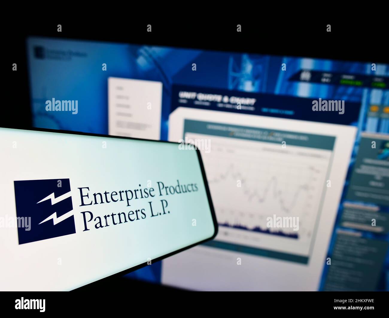Smartphone mit Logo der Pipeline-Firma Enterprise Products Partners LP auf dem Bildschirm vor der Business-Website. Konzentrieren Sie sich auf die linke Seite des Telefondisplays. Stockfoto