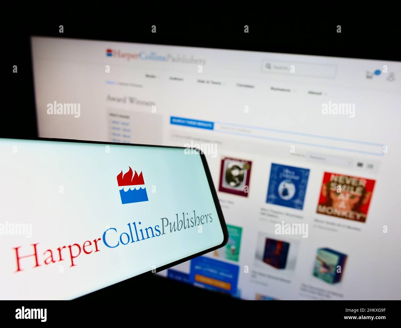 Handy mit Logo der amerikanischen Firma HarperCollins Publishers LLC auf dem Bildschirm vor der Website. Konzentrieren Sie sich auf die Mitte rechts des Telefondisplays. Stockfoto