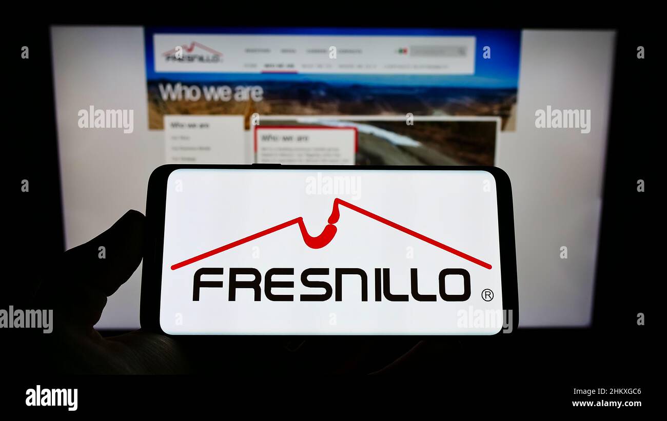 Person, die ein Smartphone mit dem Logo des Metallbergbauunternehmens Fresnillo plc auf dem Bildschirm vor der Website hält. Konzentrieren Sie sich auf die Telefonanzeige. Stockfoto