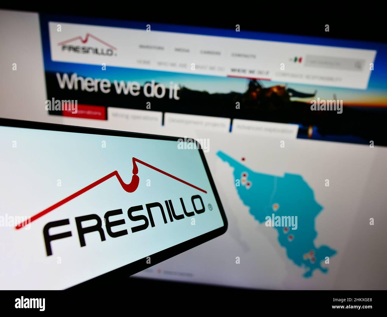 Smartphone mit Logo des Metallbergbauunternehmens Fresnillo plc auf dem Bildschirm vor der Unternehmenswebsite. Konzentrieren Sie sich auf die Mitte rechts des Telefondisplays. Stockfoto