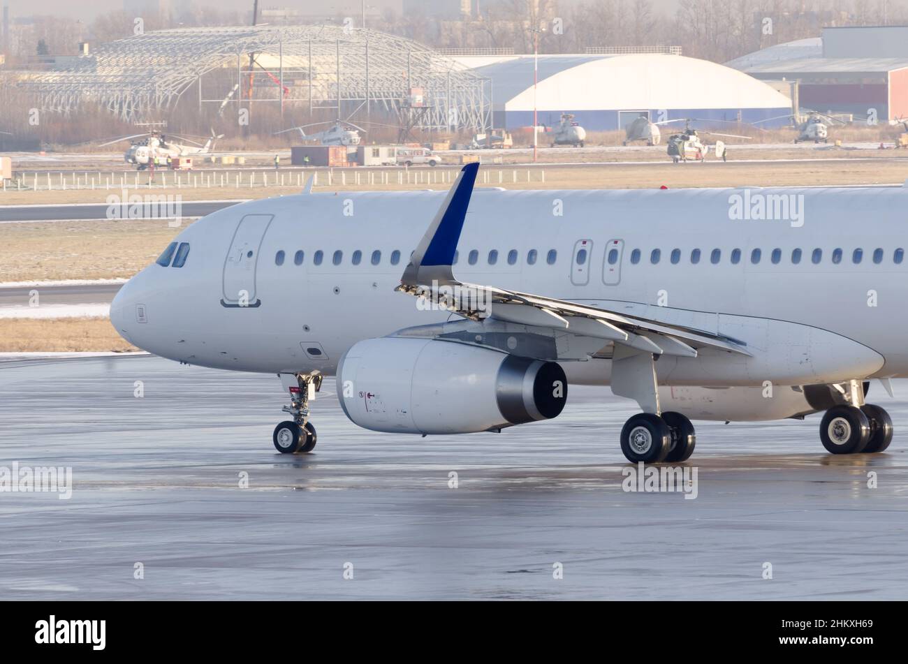 Das Flugzeug rollt vor dem Start auf die Lenkspur, Nahaufnahme Stockfoto