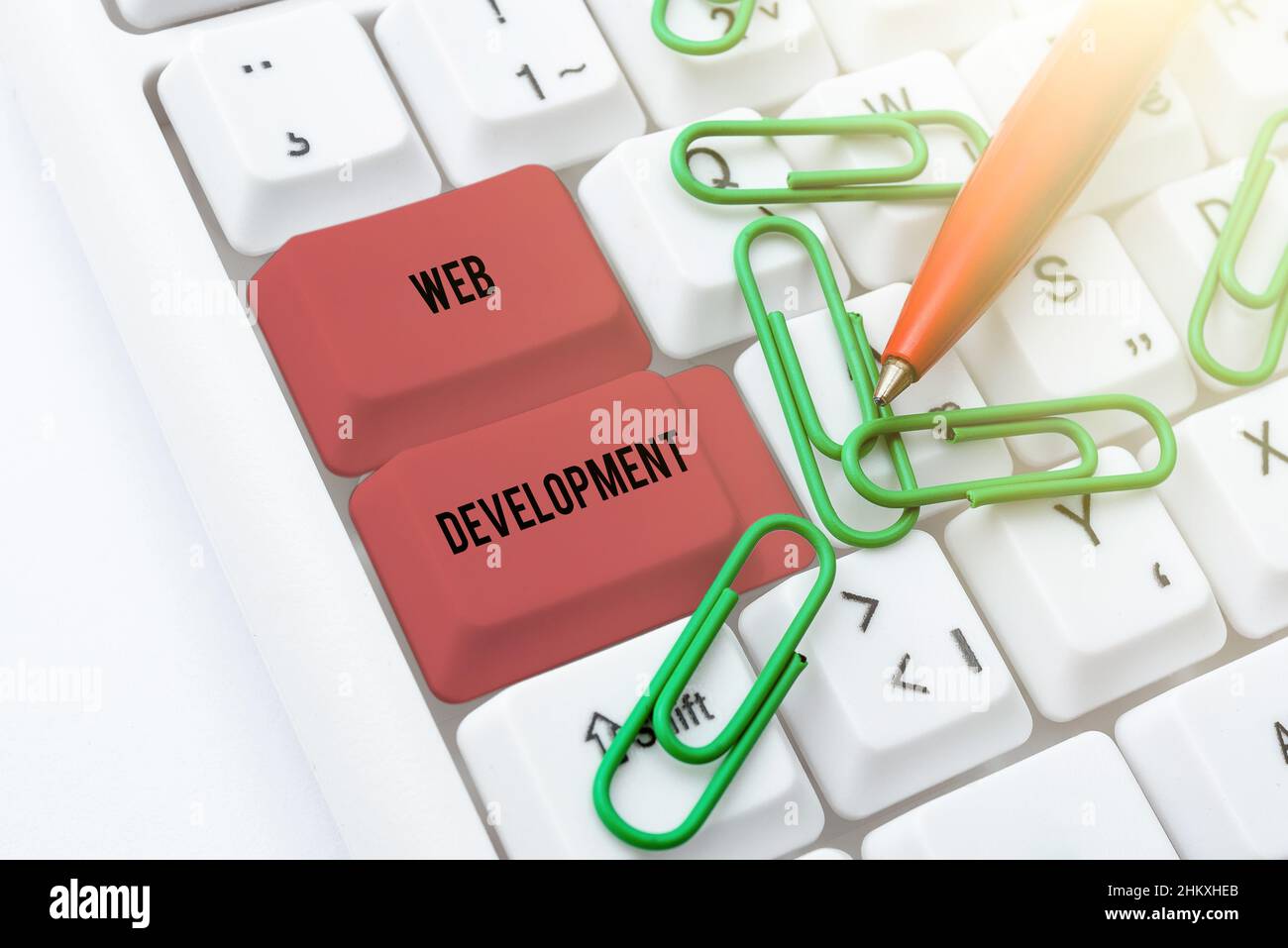 Textunterschrift mit Darstellung der Web-Entwicklung. Business Concept Web Development Bearbeiten und Veröffentlichen Online-News Artikel, Typing Visual Novel Scripts Stockfoto