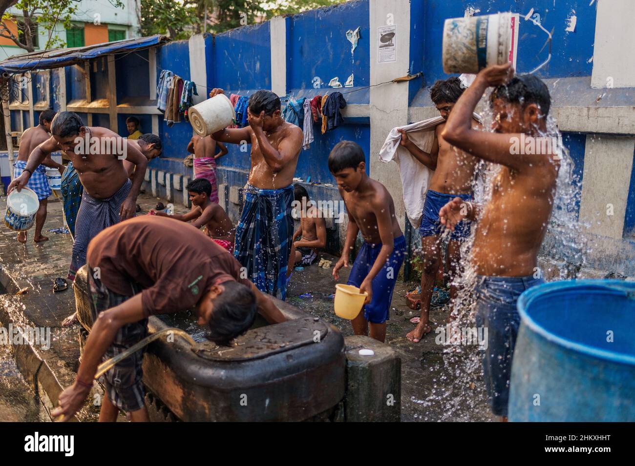 Indianer waschen sich in den Straßen von Kalkutta, Indien Stockfoto