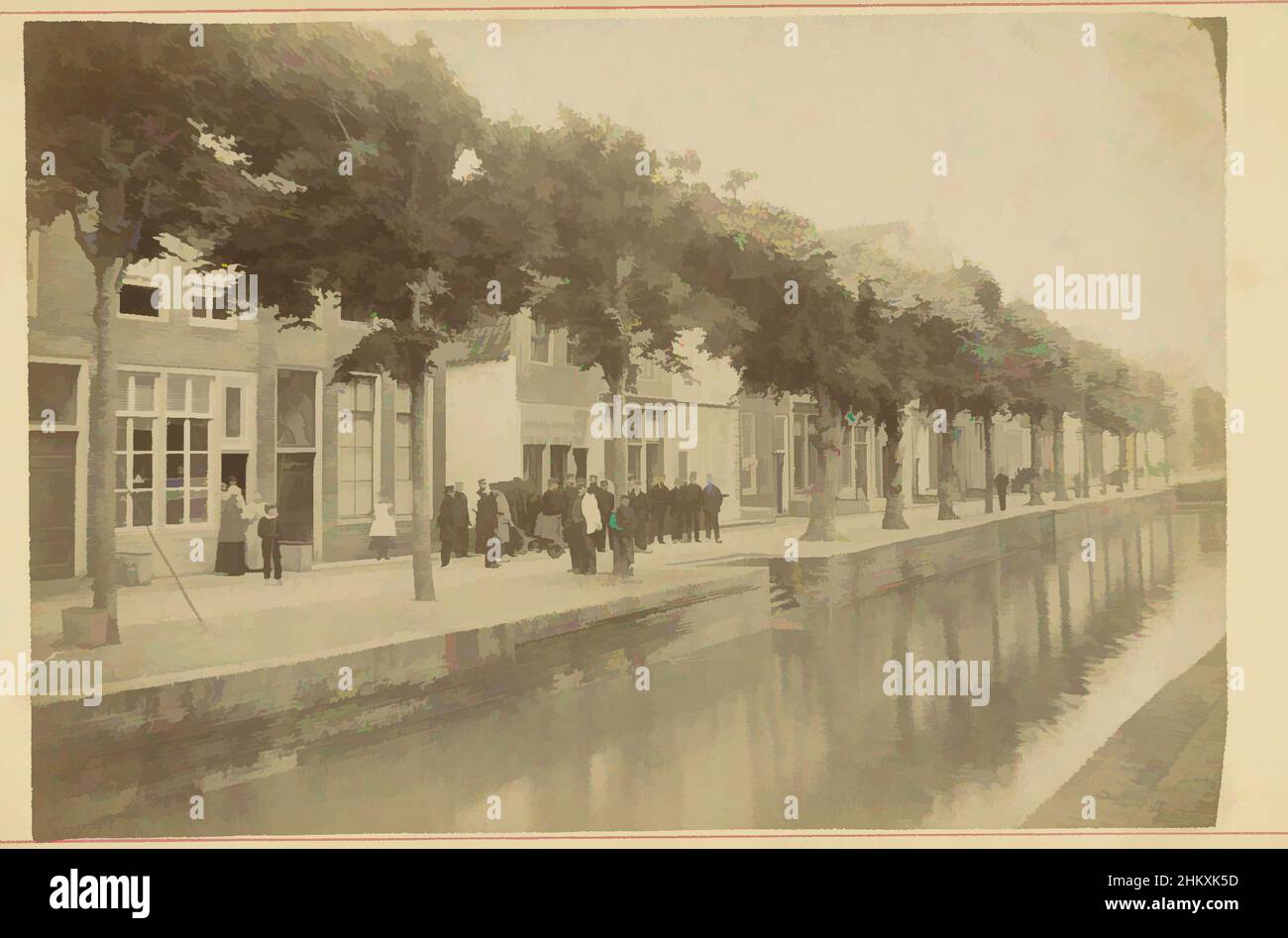 Kunst inspiriert von Canal (Westseite des Hafens) in Schoonhoven, Lodewijk Hendrikus Serré, S. & W.N. van Nooten, c. 1870 - c. 1880, Papier, Albumendruck, Höhe 101 mm × Breite 147 mm, Klassisches Werk, modernisiert von Artotop mit einem Schuss Moderne. Formen, Farbe und Wert, auffällige visuelle Wirkung auf Kunst. Emotionen durch Freiheit von Kunstwerken auf zeitgemäße Weise. Eine zeitlose Botschaft, die eine wild kreative neue Richtung verfolgt. Künstler, die sich dem digitalen Medium zuwenden und die Artotop NFT erschaffen Stockfoto
