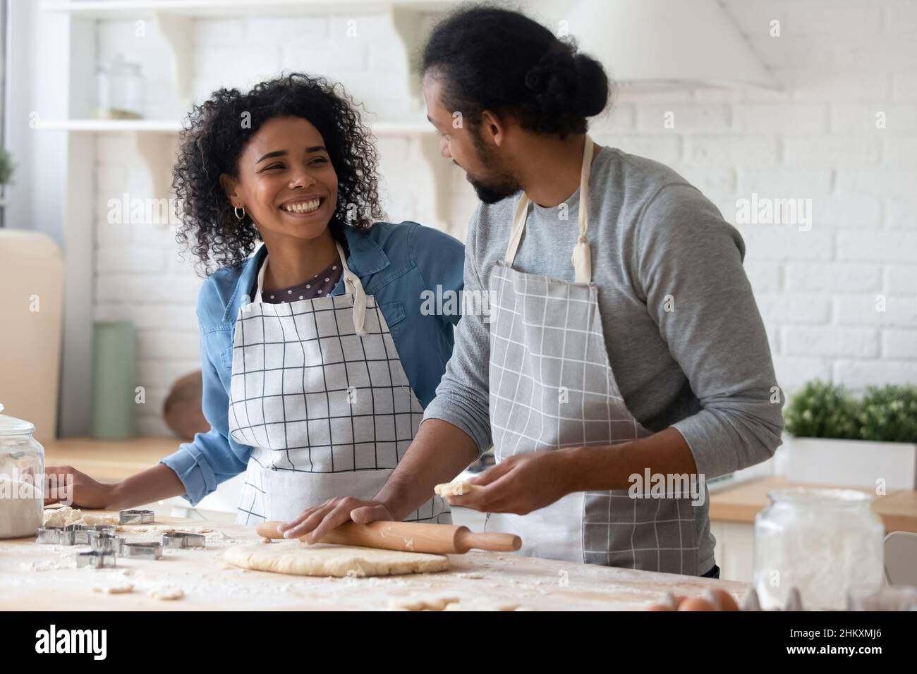 Sorgloses junges afroamerikanisches Paar, das in der Küche kocht. Stockfoto