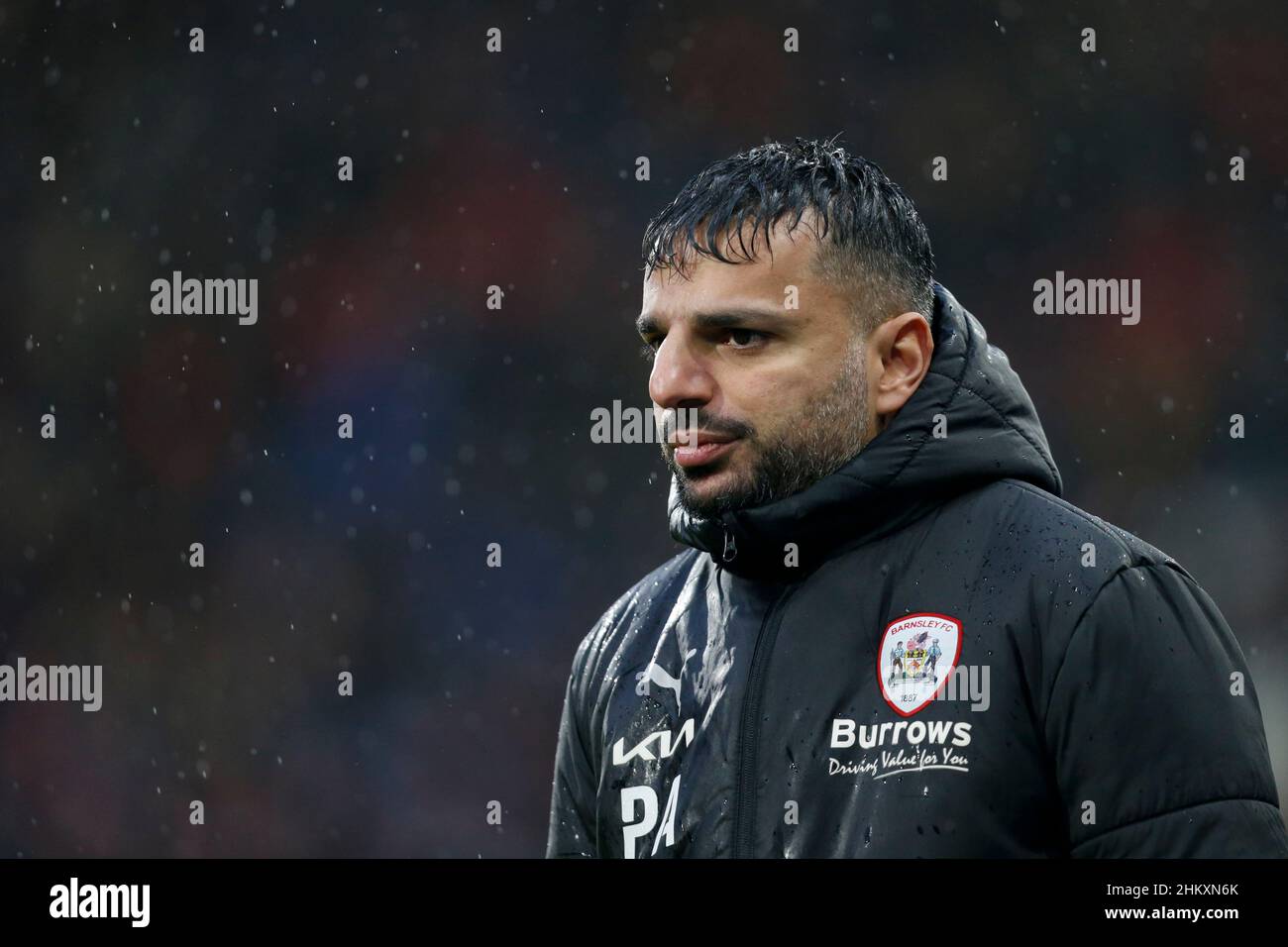 Huddersfield, Großbritannien. 05th. Februar 2022. Poya Asbaghi Manager von Barnsley in Huddersfield, Großbritannien am 2/5/2022. (Foto von Ben Early/News Images/Sipa USA) Quelle: SIPA USA/Alamy Live News Stockfoto