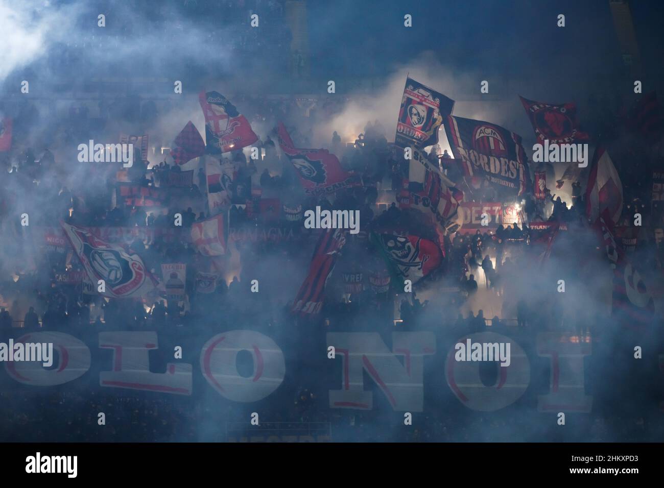 Mailänder Fans während des Fußballspiels der italienischen Meisterschaft Serie A zwischen dem FC Internazionale und dem AC Mailand am 5. Februar 2022 im Giuseppe Meazza-Stadion in Mailand, Italien - Foto: Alessio Morgese/DPPI/LiveMedia Stockfoto