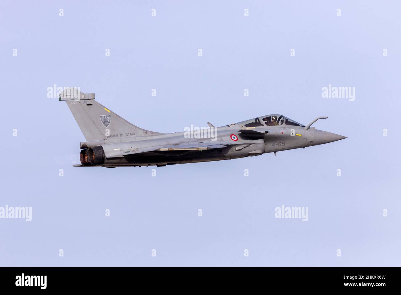 Die französische Luftwaffe Dassault Rafale C (REG: 140), die von der Start- und Landebahn 13 abfliegt, um die St Paul's Bay zu überblicken. Stockfoto