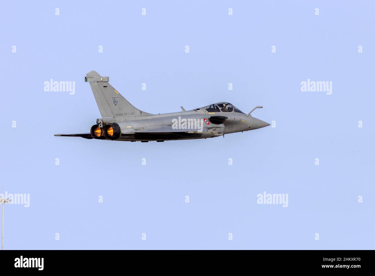 Die französische Luftwaffe Dassault Rafale C (REG: 140), die von der Start- und Landebahn 13 abfliegt, um die St Paul's Bay zu überblicken. Stockfoto