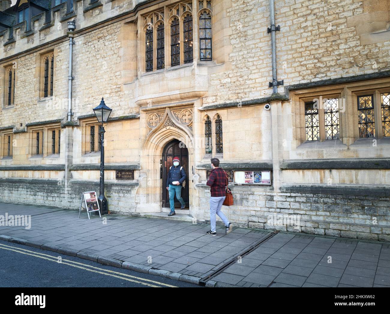 Ein Student verlässt das Land, während ein anderer während der Pandemie Covid-19 im Januar 2022 in das Pusey House, das Graduiertenkolleg St. Cross der Universität Oxford, England, eintritt Stockfoto