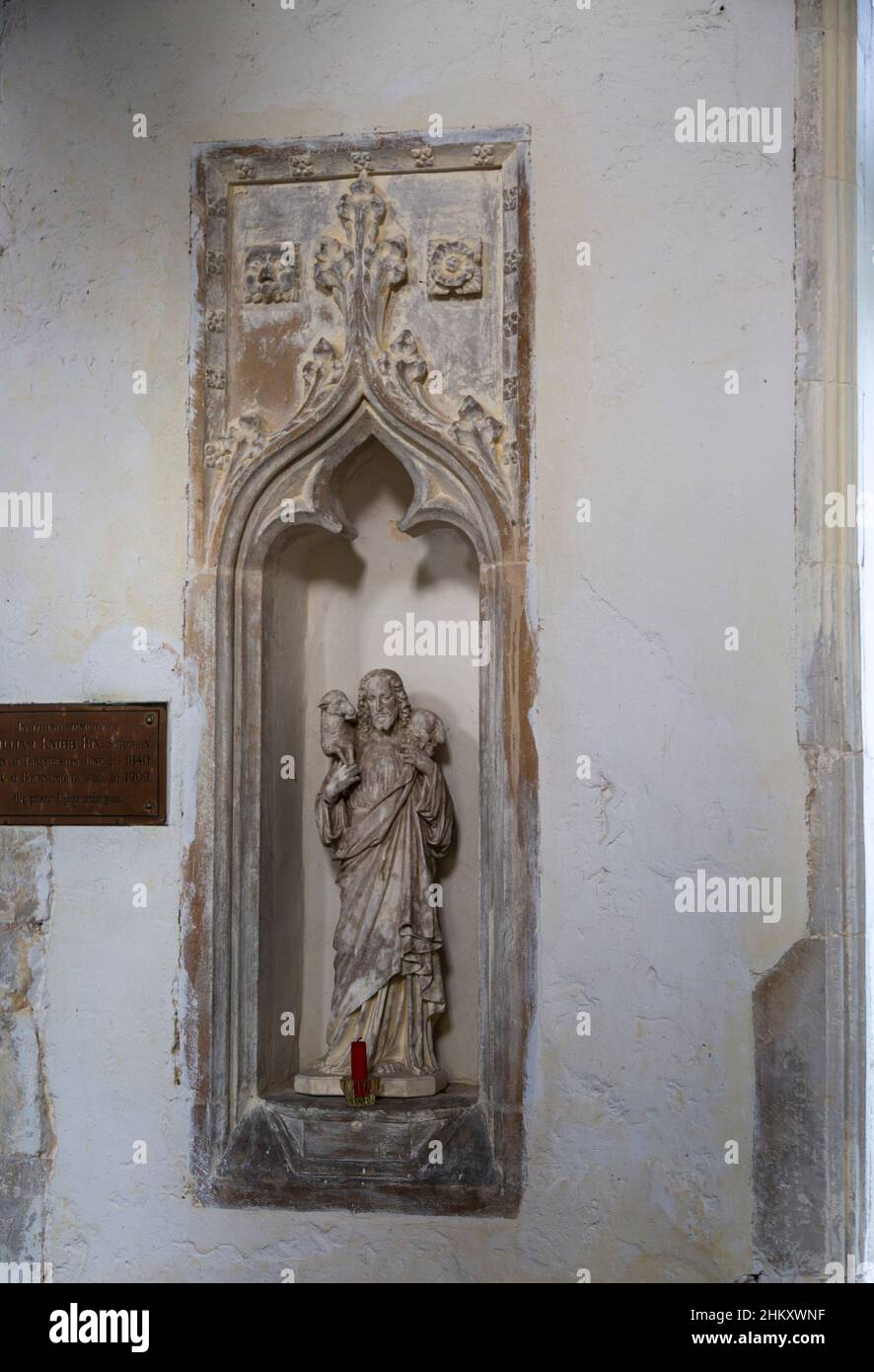 Steinbild Nische gekäkelte Ogee Bogen mit Statue Jesus Good Shepherd in Thrandeston Kirche, Suffolk, England, Großbritannien Stockfoto