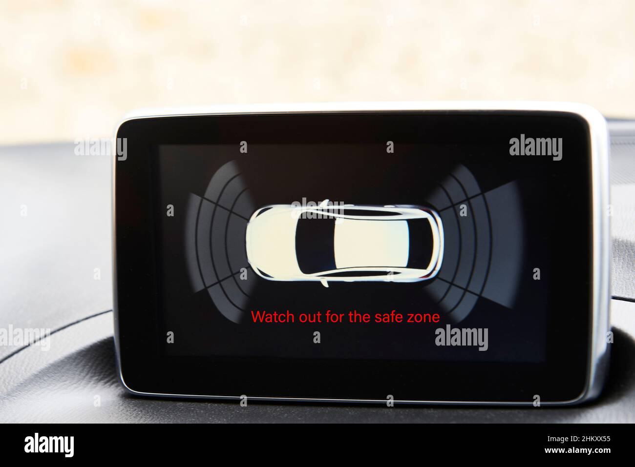 Ansicht des Bildschirms mit Hinderniszonen und Sensorsektoren in einem modernen Auto Stockfoto