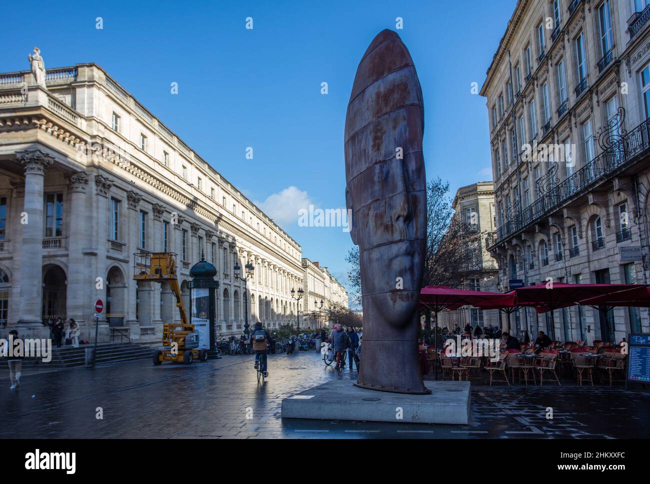 Sanna, eine Skulptur eines Mädchens vom Künstler Jaume Plensa. Grand Theatre Bordeaux. Frankreich, Stockfoto