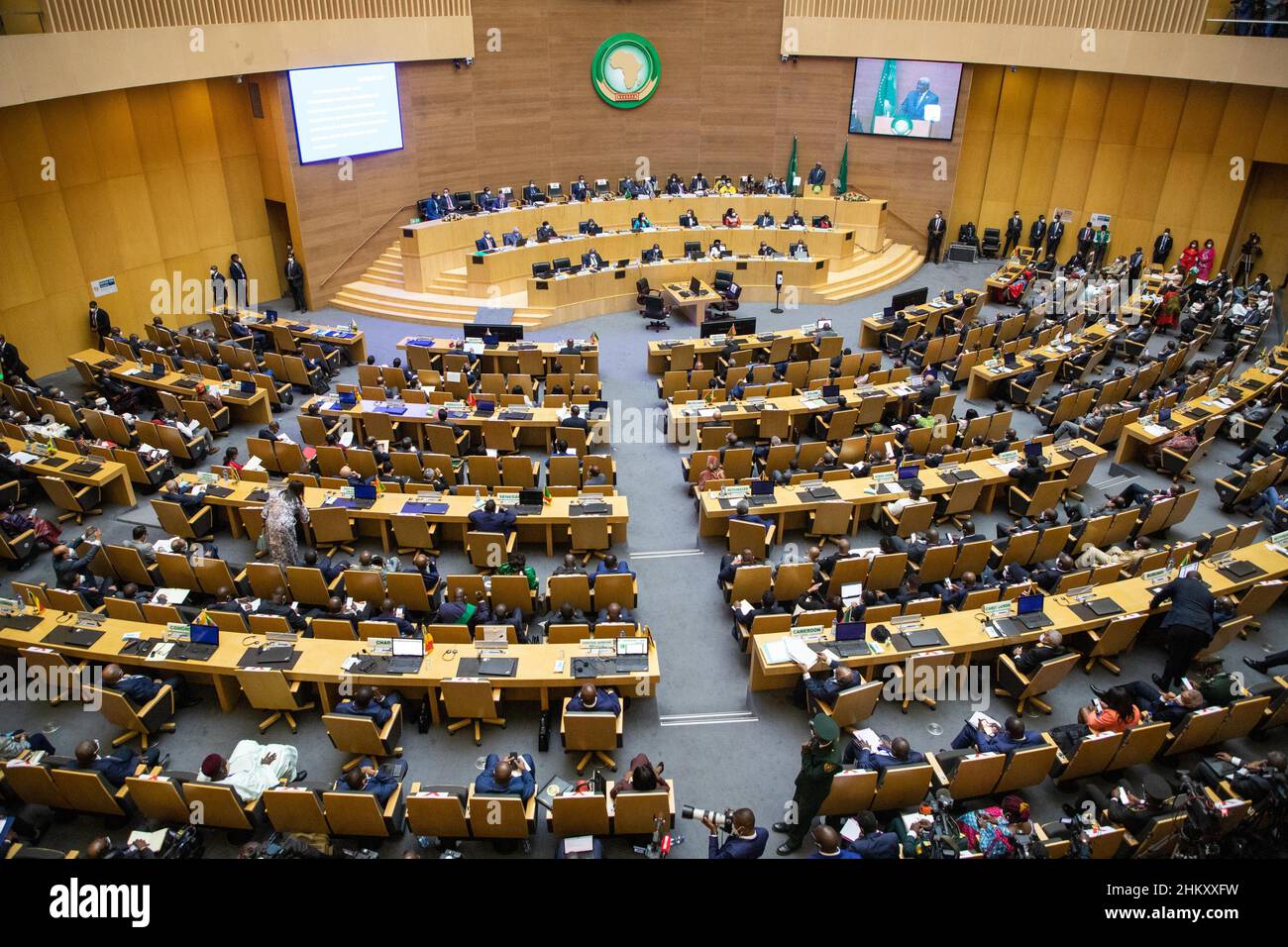 (220206) -- ADDIS ABEBA, 6. Februar 2022 (Xinhua) -- das Foto vom 5. Februar 2022 zeigt die ordentliche Sitzung der Versammlung der Afrikanischen Union (AU) 35th in Addis Abeba, Äthiopien. Die ordentliche Sitzung der AU-Versammlung 35th begann hier am Samstag, als sich die afrikanischen Führer zum ersten Mal seit Beginn der laufenden COVID-19-Pandemie physisch trafen. Der zweitägige Gipfel, der vom 5. Bis 6. Februar am Hauptsitz der AU in der äthiopischen Hauptstadt Addis Abeba stattfinden soll, steht unter dem Motto „Building Resilience in Nutrition on the African Continent: Accelerate the Human Capital, Social“ Stockfoto