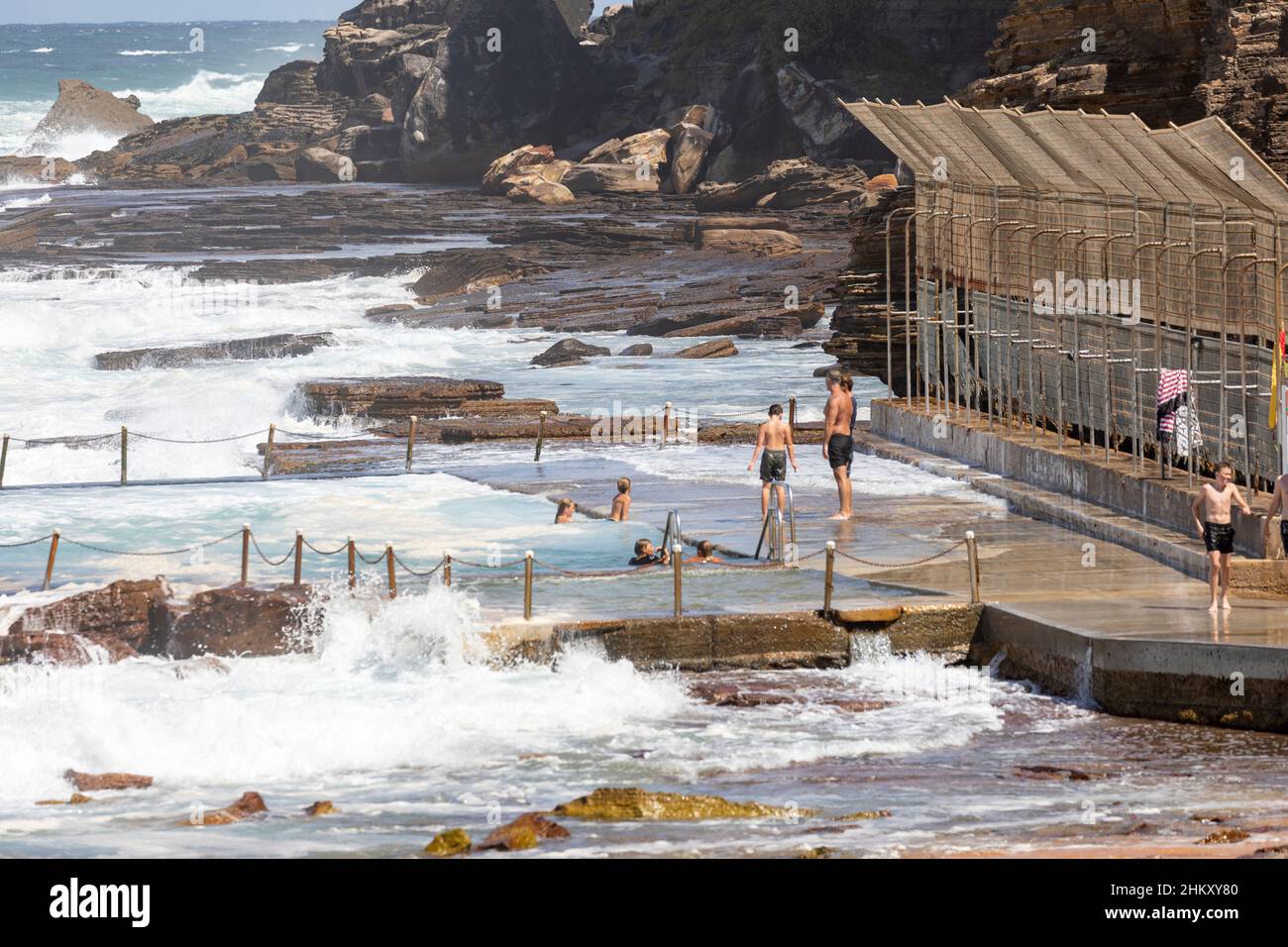 Avalon Beach Rock Pool Swimmingpool und Teenager, die im Sommer Spaß im Wasser haben, Sydney, NSW, Australien Stockfoto