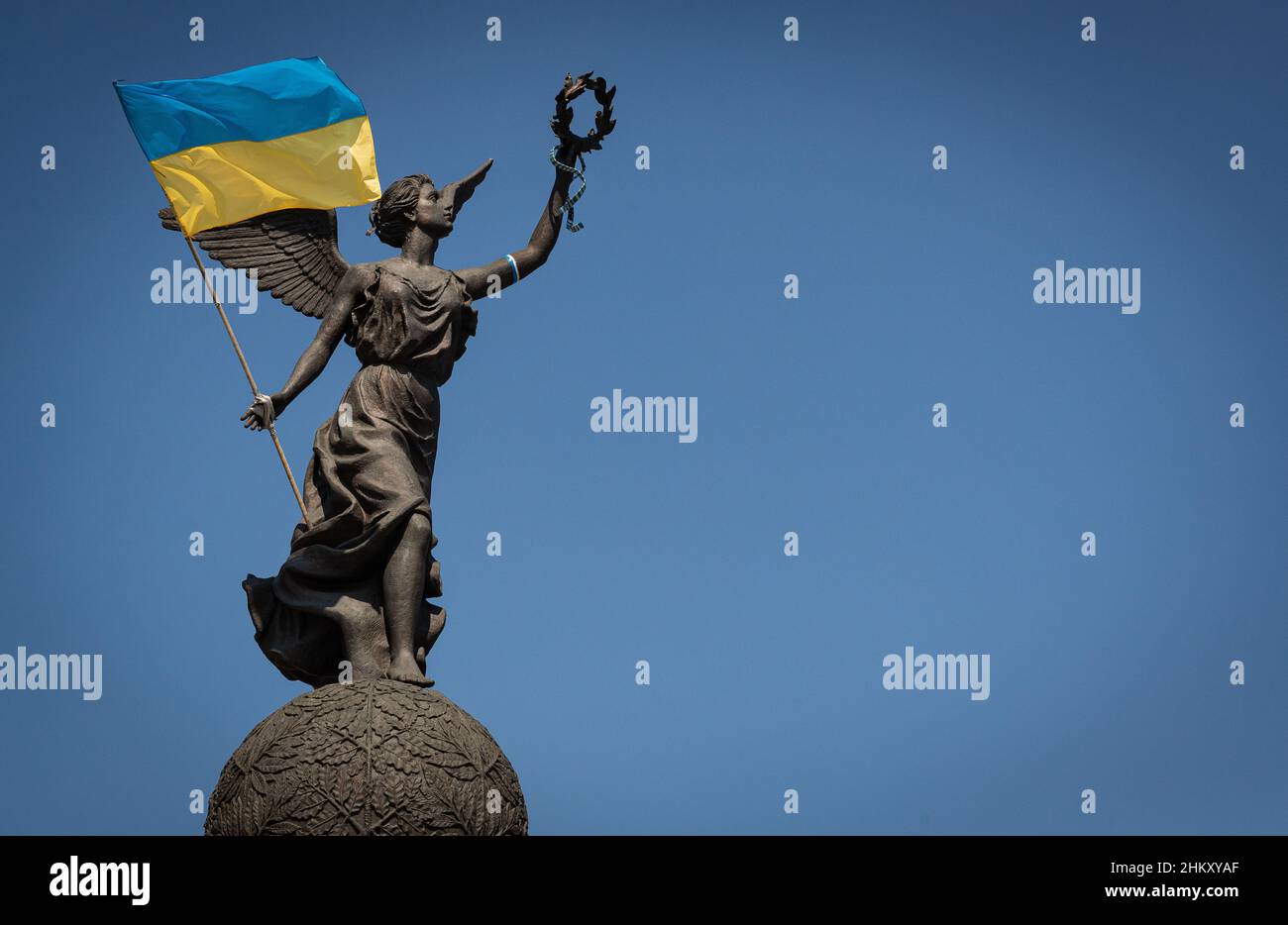Ukrainische Flagge und Statue in der Stadt Charkiw, Ukraine. Stockfoto