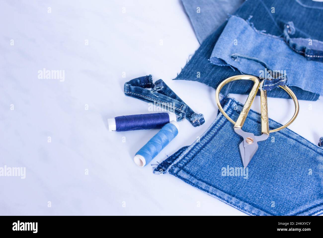Wiederverwendung von alten Jeans, das Konzept einer Nähwerkstatt, Atelier, Schneiderei. Stockfoto