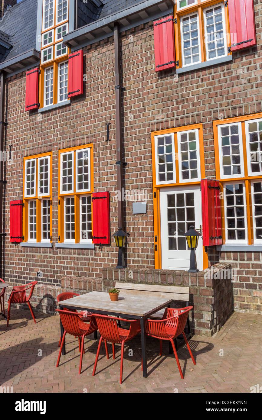Leere Tische und Stühle vor einem geschlossenen Restaurant in Tubbergen, Niederlande Stockfoto