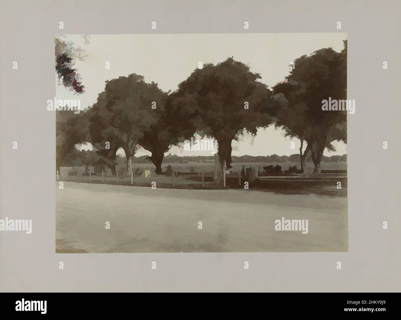 Kunst inspiriert von View of the Koningsplein im Jahr Batavia43. Koningsplein, Blick auf Koningsplein, Batavia (Jakarta), Java, Niederländisch-Indien, Batavia, c. 1895 - c. 1915, fotografischer Träger, Papier, Silbergelatine-Druck, Höhe 180 mm × Breite 240 mmhöhe 243 mm × Breite 329 mm, Classic Works modernisiert von Artotop mit einem Schuss Moderne. Formen, Farbe und Wert, auffällige visuelle Wirkung auf Kunst. Emotionen durch Freiheit von Kunstwerken auf zeitgemäße Weise. Eine zeitlose Botschaft, die eine wild kreative neue Richtung verfolgt. Künstler, die sich dem digitalen Medium zuwenden und die Artotop NFT erschaffen Stockfoto