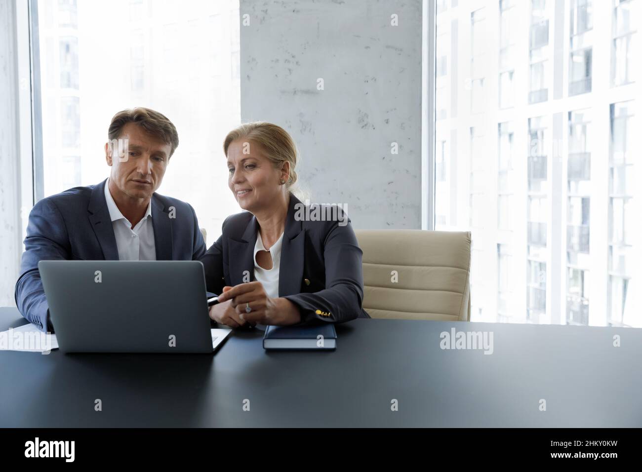 Reifes Paar von Geschäftsführern, Firmenbesitzer mit Laptop Stockfoto
