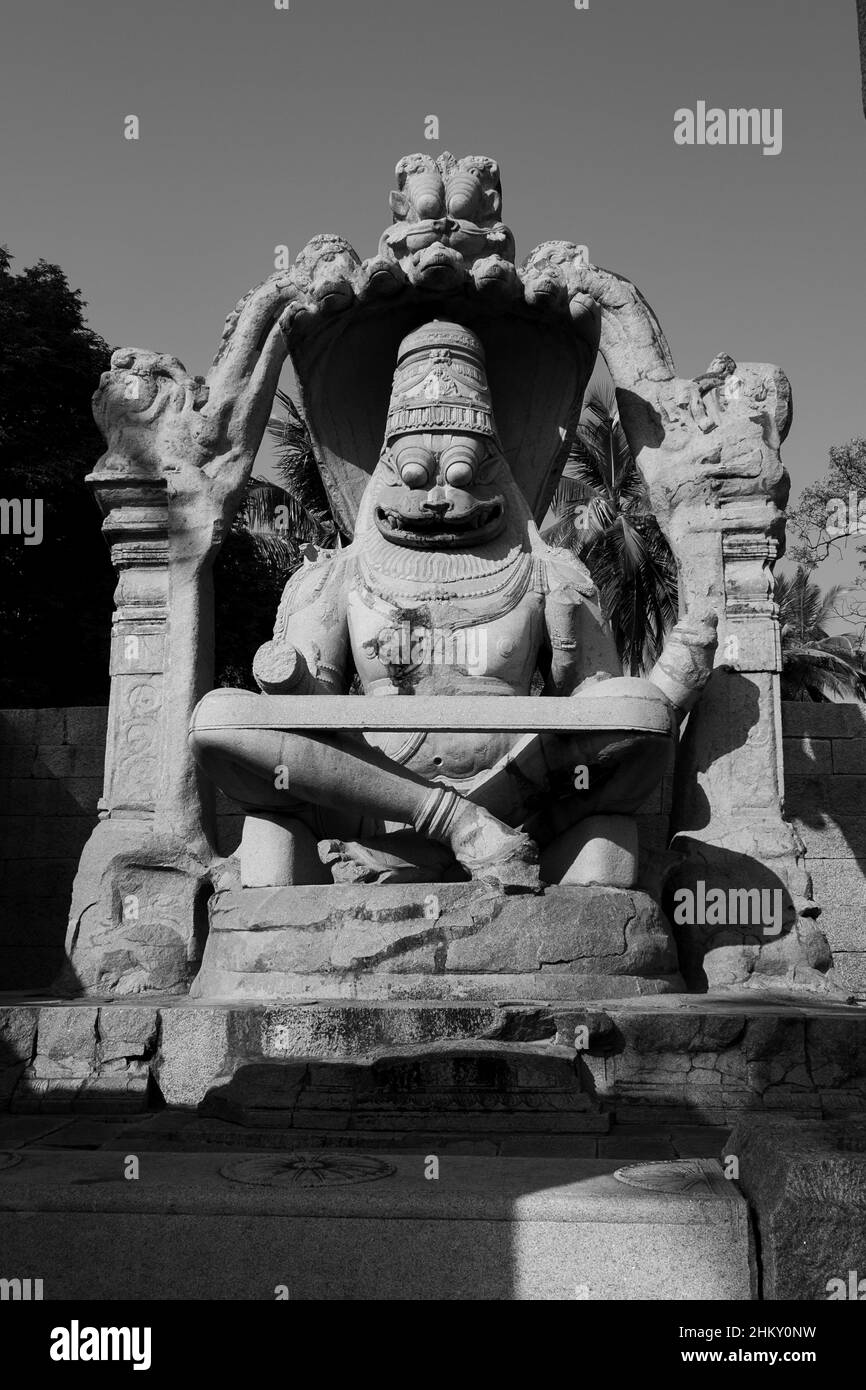 Eine Vollbildaufnahme der Laxmi Narasimha Statue in monochromer Form: Hampi, Karnataka, Indien-Februar 01,2022 Stockfoto