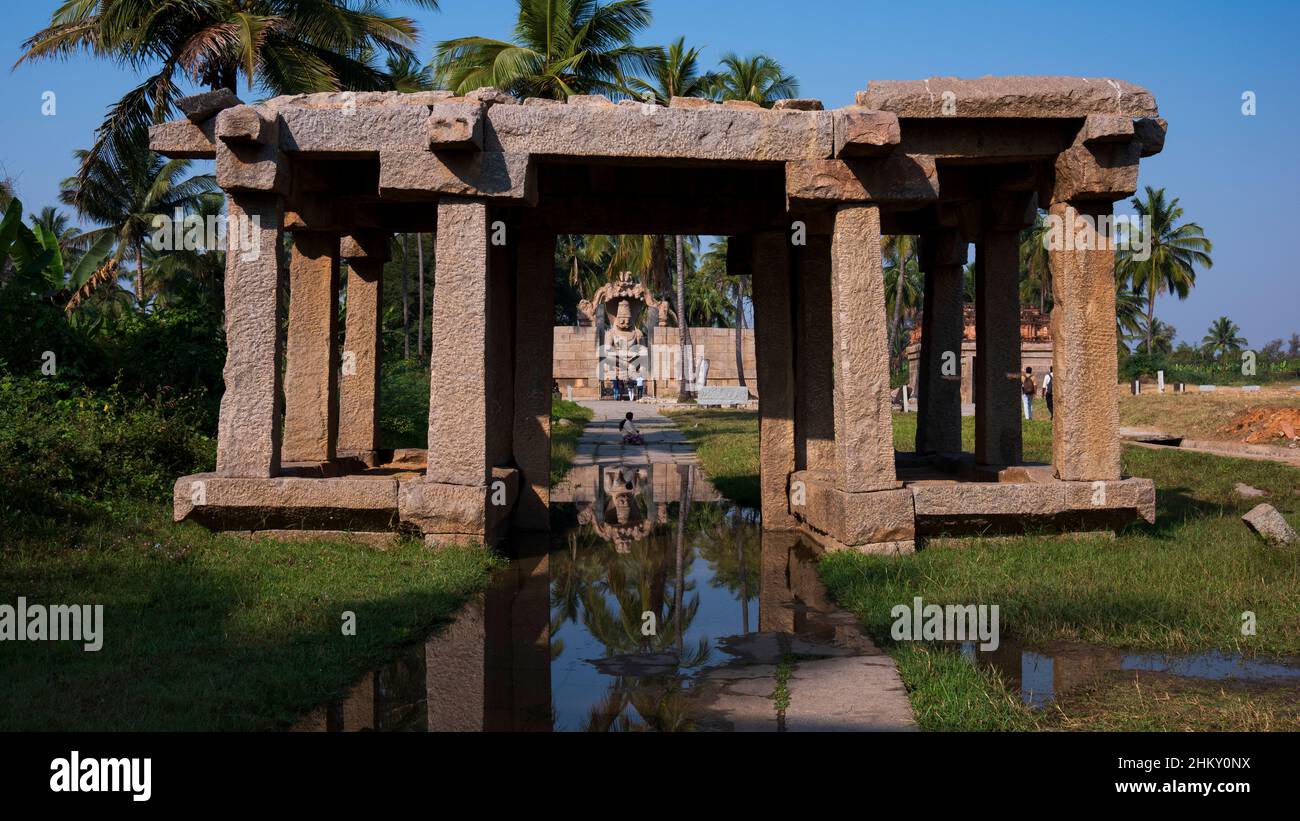 Eine lange Ansicht der Laxmi Narasimha Statue isoliert in Säulen Struktur : Hampi, Karnataka, Indien-Februar 01,2022 Stockfoto