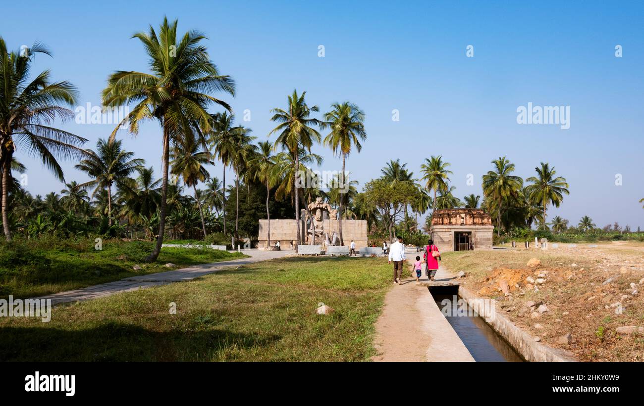Eine lange Ansicht der Laxmi Narasimha Skulptur und Badavi Linga Tempel: Hampi, Karnataka, Indien-Februar 01,2022 Stockfoto