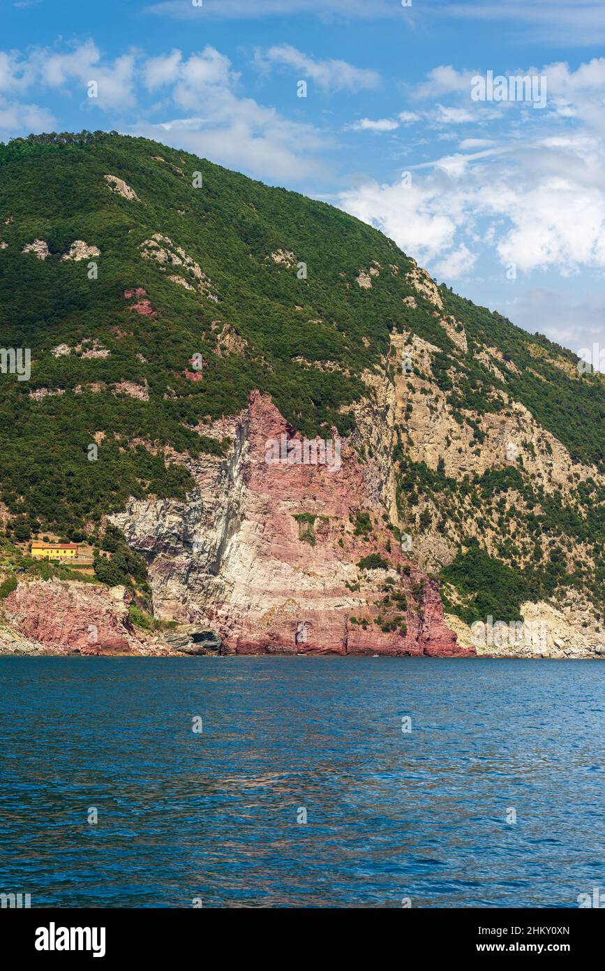 Wildnisküste des Nationalparks Cinque Terre mit roten Felsen, Klippen genannt Le Rosse und Galera. La Spezia, Ligurien, Italien, Europa. Stockfoto
