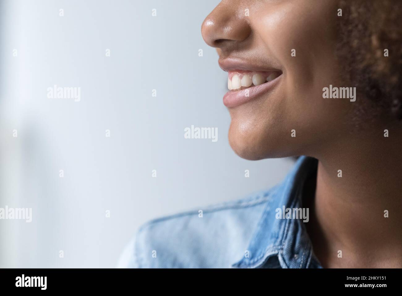 Unteres Gesicht von glücklich schönen schwarzen zehn Mädchen Seitenansicht Stockfoto