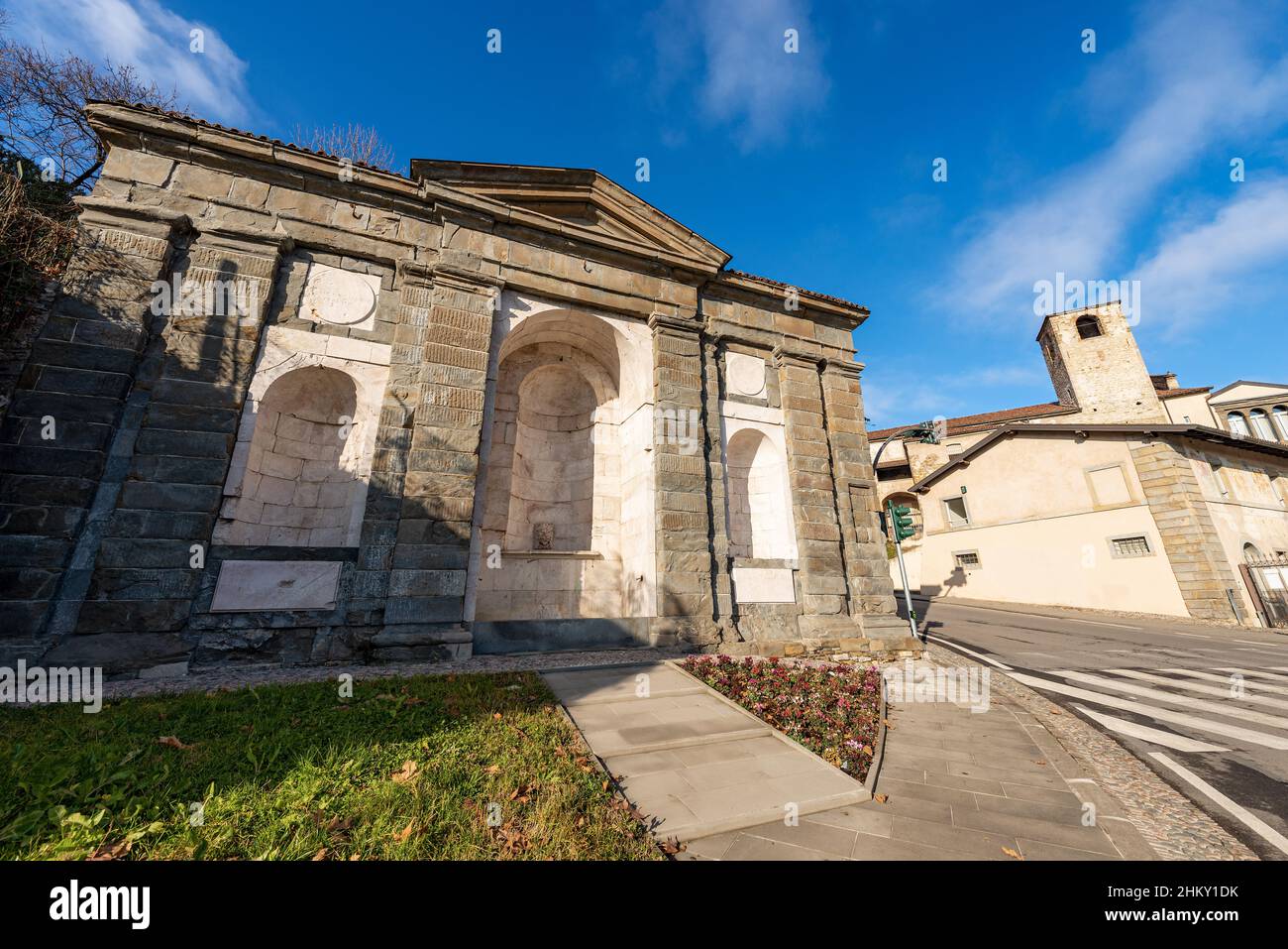 Bergamo Oberstadt. Alter Brunnen von Sant'Agostino, 1575, und die Kirche von Saint Augustine, im gotischen Stil, X - XX Jahrhundert, Lombardei, Italien. Stockfoto