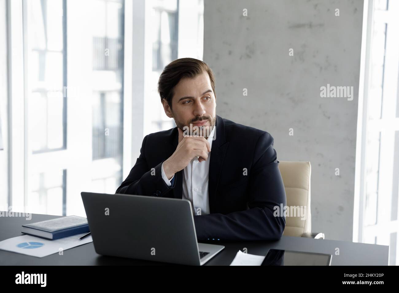 Durchdachte, seriöse Geschäftsführerin, die im Büro am Computer arbeitet Stockfoto