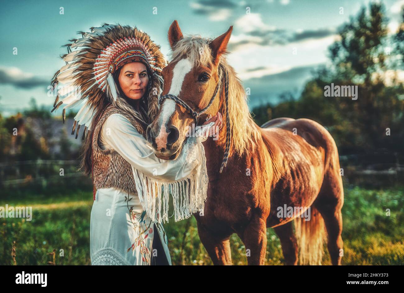 Schamane in der Landschaft mit ihrem Pferd. Stockfoto